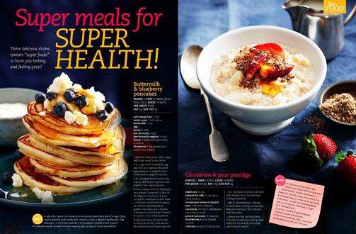 Healthy and Hearty Rezept Feature Pancakes Blaubeeren Fruechte Schale auf dunklem Hintergrund