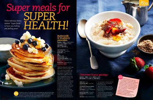 Healthy and Hearty Rezept Healthy and Hearty Rezept Feature Pancakes Blaubeeren Fruechte Schale auf dunklem Hintergrund