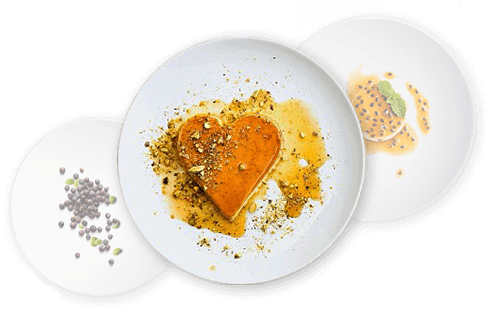 Honig Creme Caramel auf einem Teller, Wacholderbeeren, Sojabohnen, kleiner Cheese Cake mit Passionsfruchtsauce Bildnummer 11283502