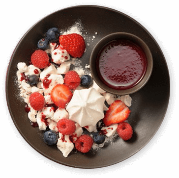 Eton mess, Dessert mit Baiser, Sahne und Beeren Bildnummer 60207201