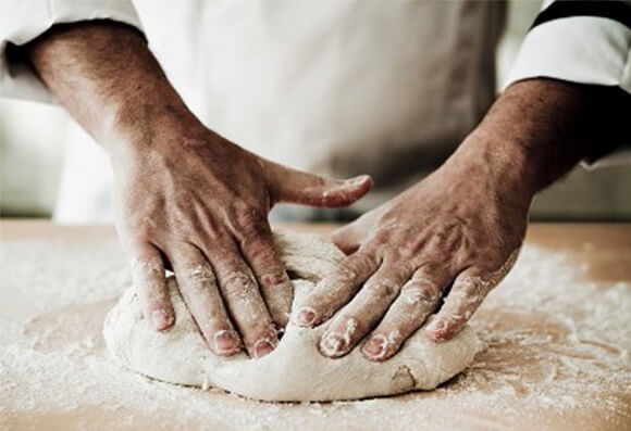 Koch beim Pizzateig kneten Koch beim Pizzateig kneten Bildnummer 11149417