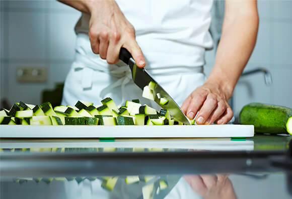 Koch schneidet Zucchini Koch schneidet Zucchini Bildnummer 00997629